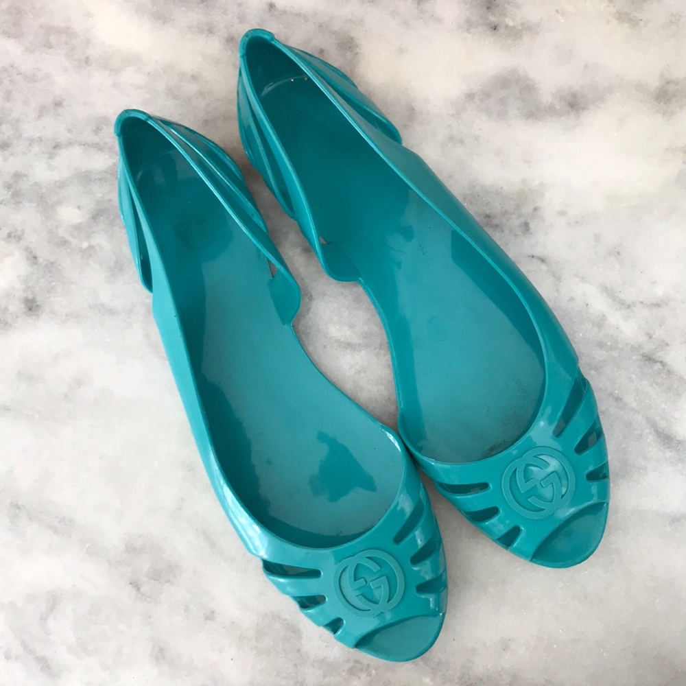 GUCCI JELLY SLIDES.